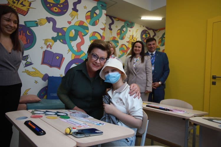 Перша леді Естонії відвідала Школу Супергероїв у НІР — фото 1